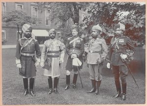 Indische Ordonnanzoffiziere des Königs, 1911 von Carl Vandyk