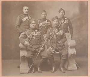 Königliche indische Ordonnanzoffiziere aus den Gurkha-Regimentern von Carl Vandyk