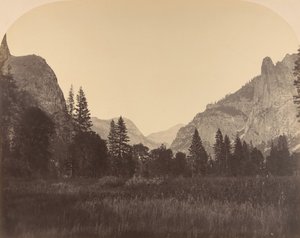 Das Tal hinauf, Nordkuppel in der Mitte, Wächter links, 1861 von Carleton Emmons Watkins