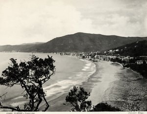Strandabschnitt in Alassio, ca. 1890 von Carlo Brogi