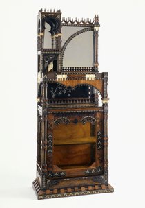Ein hoher asymmetrischer Schrank von Carlo Bugatti