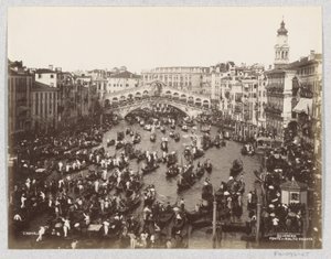 Regatta von Gondeln auf dem Canal Grande in Venedig auf Höhe der Rialtobrücke von Carlo Naya