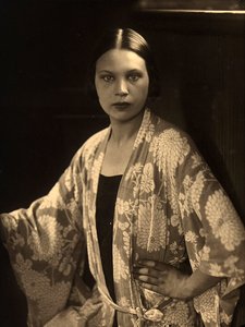 Halbporträt von Wanda Wulz im Kimono