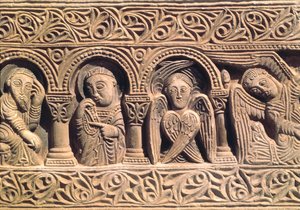 Relief, das Heilige mit einem Seraph zeigt, Detail vom Türsturz des Portals