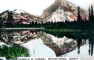 Mounts Rundle und Tunnel, Banff, Alberta, Kanada, ca. 1920er von Cavenders Ltd