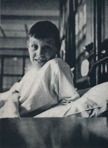 Ein kleines Kind, das leicht atmet und sein Leben in jedem Glied spürt, was sollte es wissen von Cecil Beaton