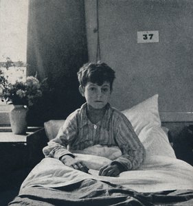 Ein kleines Kind, das leicht atmet und sein Leben in jedem Glied spürt, was sollte es wissen von Cecil Beaton