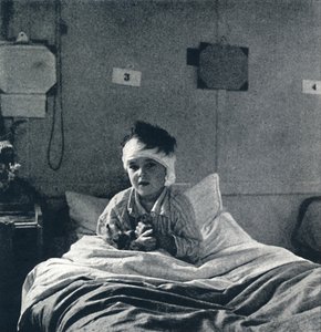 Ein kleines Kind, das leicht atmet und sein Leben in jedem Glied spürt, was sollte es wissen von Cecil Beaton