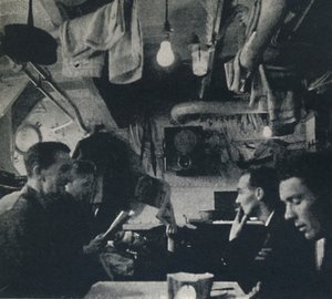 Funktionale Nutzung des Raums auf dem Mannschaftsdeck, 1941 von Cecil Beaton