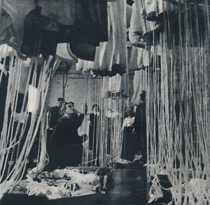 Webstuhl des Lebens Testen von Fallschirmen für die Fleet Air Arm, 1941 von Cecil Beaton
