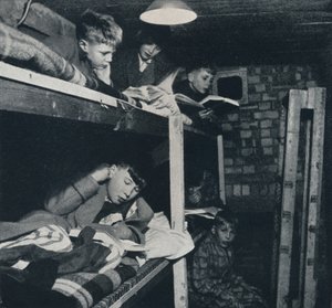 Schlafsaal der Schüler, 1941 von Cecil Beaton