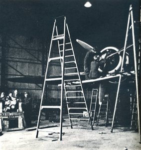 Die Arbeit der Bodenmannschaften ist nie zu Ende, 1941 von Cecil Beaton