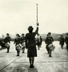 W.A.A.F. Band auf Parade, ca. 1943 von Cecil Beaton