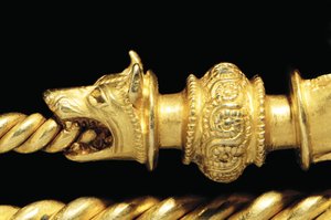 Hochbedeutende La-Tène-Kriegerfibel, Detail