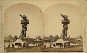 Kolossale Hand und Fackel der "Freiheit" auf der Centennial-Ausstellung in Philadelphia