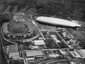 Deutsches Luftschiff Graf Zeppelin fliegt über Wembley während des FA Cup Finales, London, 1930 von Central Press