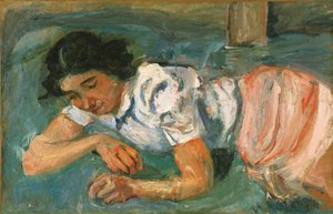 Junge Frau, die im Gras liegt