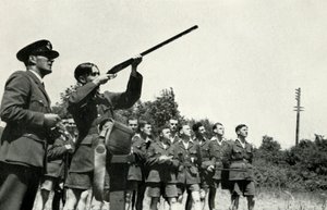 RAF-Personal lernt während des Zweiten Weltkriegs das Schießen von Charles Brown