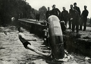 RAF-Personal lernt, ein Rettungsboot zu benutzen, 1941 von Charles Brown