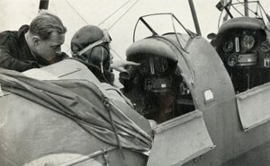 RAF-Pilot lernt während des Zweiten Weltkriegs fliegen von Charles Brown