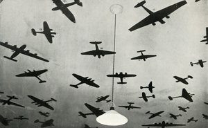 Silhouetten von Militärflugzeugen...an einer RAF-Schule während des Zweiten Weltkriegs, 1941 von Charles Brown
