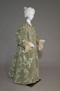 Bertha Palmers Abendmantel, ca.1902 (vordere schräge Ansicht). Seidensatin mit geschnittenem Samt im Weizenmuster, metallisches Spitzenband, Seidenmetallquasten. Worth, Paris. von Charles Frederick Worth