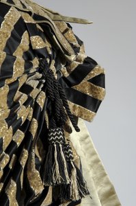 Abendkleid, ca. 1884 (Detailansicht der Tournüre) von Charles Frederick Worth