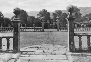 Fußspuren auf dem Rasen von Charles Latham