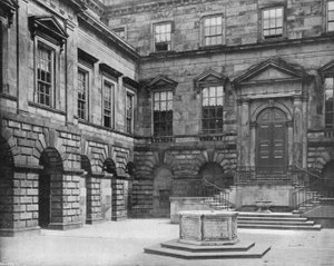 Die Ostseite des Quadrangle von Charles Latham
