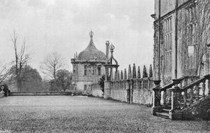 Die Terrasse zwischen Vorhof und Privatem Garten von Charles Latham