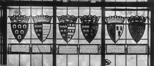 Fenster in der Halle (linke Seite)