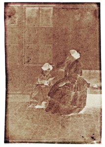 Frauen in einem Innenhof