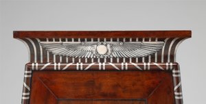 Detail eines Münzkabinetts, verziert mit silbernen ägyptischen Emblemen, um 1805 von Charles Percier