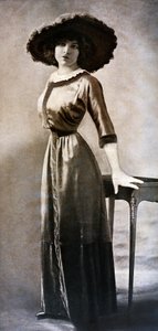 Porträt von Emilie Bouchaud, in der Taille von Polar Wasp, um 1909 (s/w Foto)