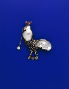 Eine Guild of Handicraft Brosche aus weißem und gelbem Metall in Form eines 