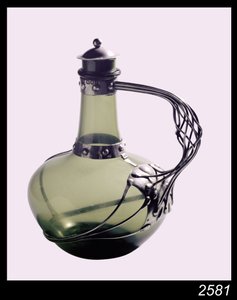 Silbermontierte grüne Glasflasche mit Herstellermarke für die Guild of Handicraft, 1901 von Charles Robert Ashbee