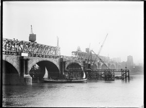 Abriss der Waterloo-Brücke, City of Westminster, Greater London Authority, 1936 von Charles William Prickett