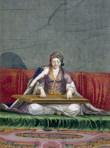 Türkisches Mädchen spielt ein Tasten-Zupfinstrument, veröffentlicht 1707-08