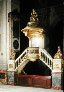 Kanzel mit vergoldeten Figuren von Glaube und Hoffnung von Guesdon und Nächstenliebe von Dumont von Charles de Wailly