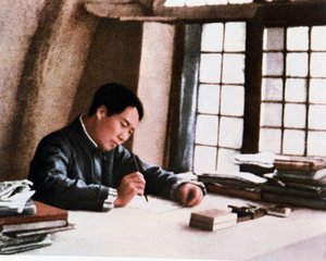 Mao schreibt sein Werk „Über den langwierigen Krieg“ in einer Höhle in Yenan von Chinese Photographer