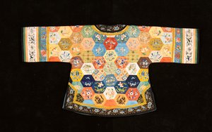 Ein chinesischer informeller Patchwork-Mantel, bestehend aus Sechsecken aus bestickten Seiden von Chinese School