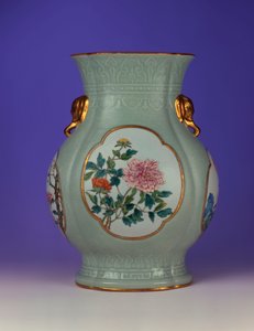 Eine feine und sehr seltene Famille-Rose-Vase mit Celadon-Grund und vergoldetem Emaille von Prunus und Rosen, eine von vier Emaille-Darstellungen der "Blumen der vier Jahreszeiten", 1735-1795