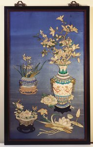 Ein Seidenpaneel, das Vasen mit Kirschblüten, Magnolien und Orchideen sowie einen Blumenkasten mit Rosen zwischen Lotus-, Taglilien- und Morgenruhmzweigen darstellt