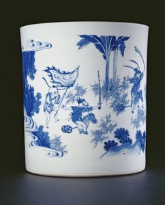 Blau-weißer Pinselhalter mit einer Dame und Jungen, die auf Steckenpferden spielen, Chongzheng, 1630-44 (Porzellan)