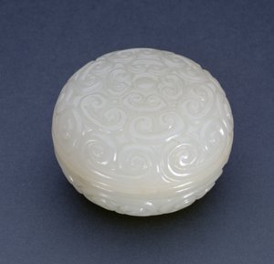Runde Siegelpaste-Box im Guri-Lackstil mit Lingzhi-Ranken, Ming-Dynastie (weißer Stein) von Chinese School