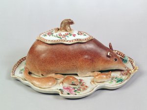 Famille rose Sauciere und Deckel modelliert als Eichhörnchen, Chien Lung Periode (1736-95)