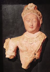 Kopf und Büste eines Bodhisattva in fürstlichem Kostüm, aus Kumtura, Xinjiang, 7.-8. Jahrhundert (bemalter Lehm)