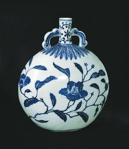 Pilgerflasche Blau und Weiß mit Blumendekorationen, um 1403-24 von Chinese School