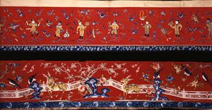 Zwei chinesische horizontale Hängungen aus roter Wolle, eine überwiegend in Blautönen bestickt, die Jungen beim Spielen in Goldfäden darstellen von Chinese School