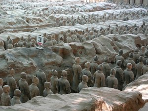 Xian-Museum, Grube mit Kriegern und Terrakotta-Pferden aus dem Grab des Kaisers Shi Huangdi von Chinese School